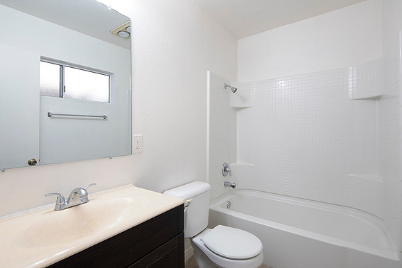 1107 B Ave #06 12