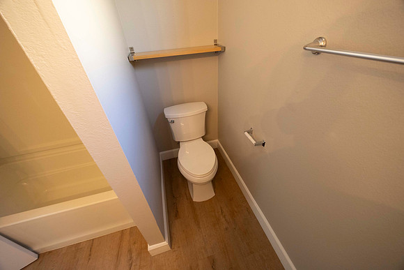 1837 N Vulcan Ave #4 MI Bath 03