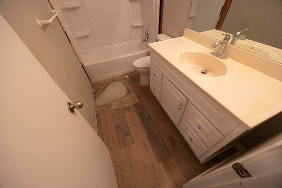 1873 N Vulcan Ave #03 Move in Bath 02