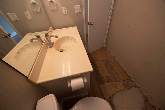1873 N Vulcan Ave #03 Move in Bath 06