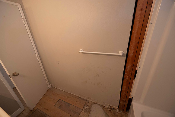 1873 N Vulcan Ave #03 Move in Bath 07