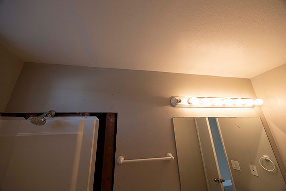 1873 N Vulcan Ave #03 Move in Bath 09