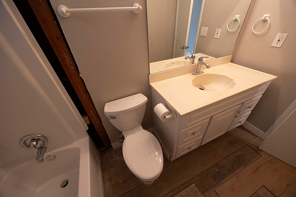 1873 N Vulcan Ave #03 Move in Bath 10