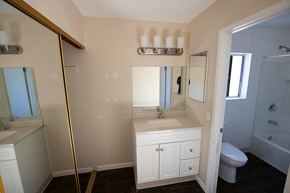 2223 Via Escamara C Mone Out Bath 03
