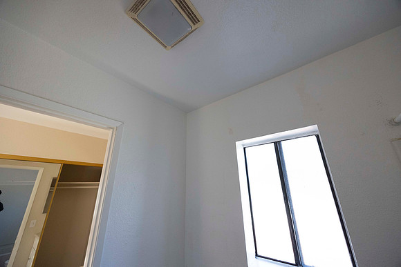 2223 Via Escamara C Mone Out Bath 18