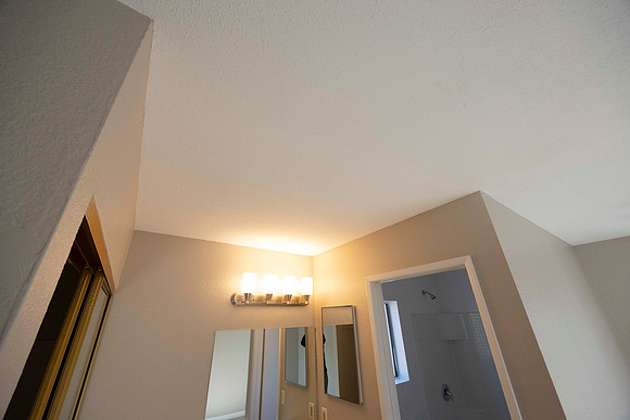 2223 Via Esmarca Unit C Move In Bath 01