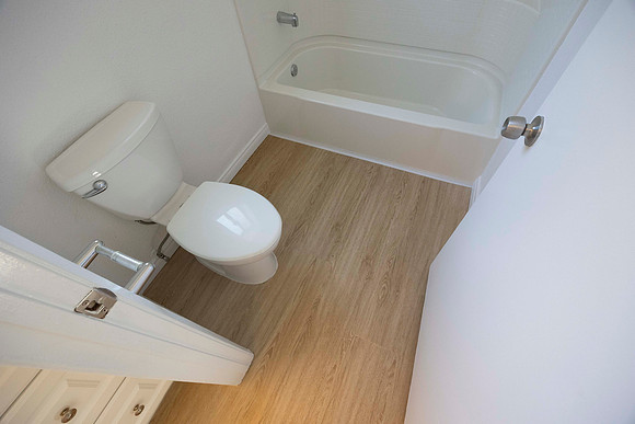 2223 Via Esmarca Unit C Move In Bath 10