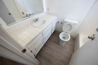 2223 Via Esmarca A Move Out Bath 01 02