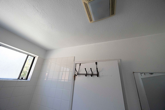 2223 Via Esmarca A Move Out Bath 01 03