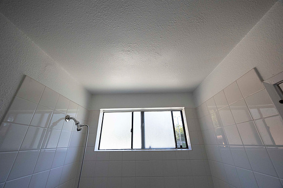 2223 Via Esmarca A Move Out Bath 01 05