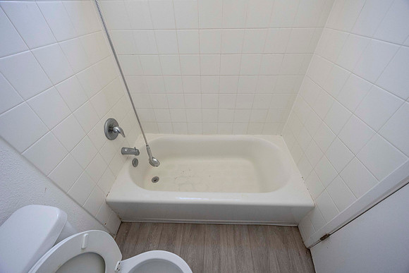 2223 Via Esmarca A Move Out Bath 01 06