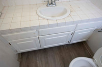 2223 Via Esmarca A Move Out Bath 01 09
