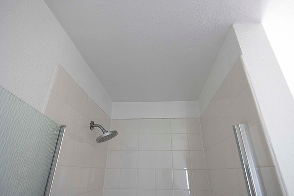 2223 Via Esmarca A Move Out Bath 02 09