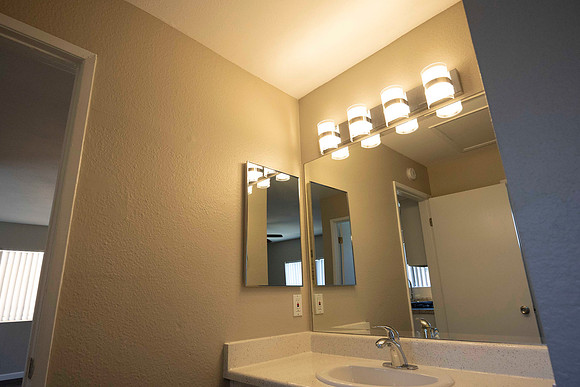 2231 Via Esmarca Unit D Move In Bath 04
