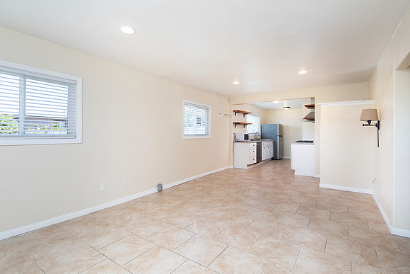 3240 Franklin Ave 06