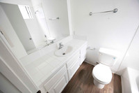 2239 Via Esmarca Unit A Move Out Down Bath 02
