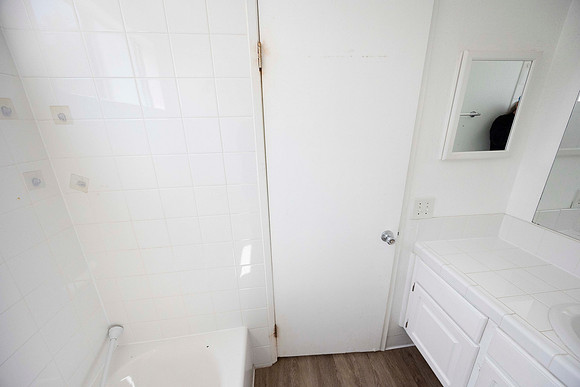 2239 Via Esmarca Unit A Move Out Down Bath 05