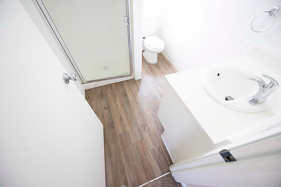 2239 Via Esmarca Unit A Move Out Up Bath 02