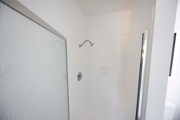 2239 Via Esmarca Unit A Move Out Up Bath 05