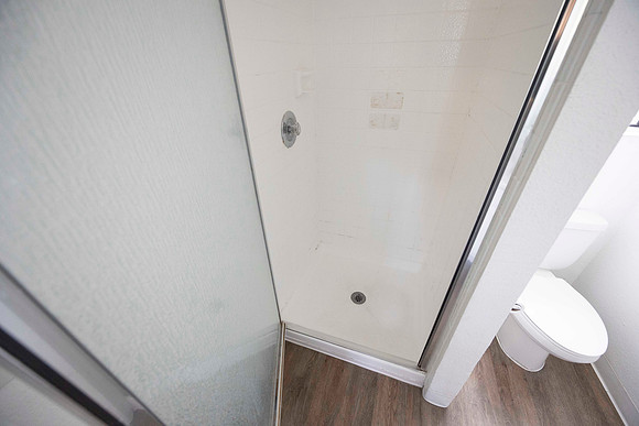2239 Via Esmarca Unit A Move Out Up Bath 06