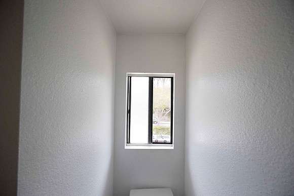 2239 Via Esmarca Unit A Move Out Up Bath 09