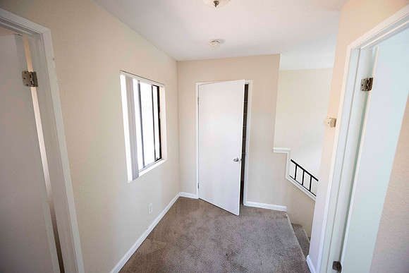 2239 Via Esmarca Unit A Move Out Up Hallway 02