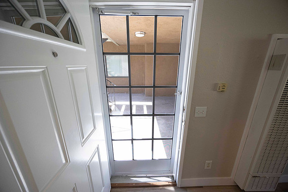 2297 Esmarca B Move In Entry 02