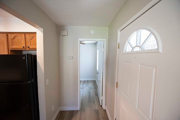 2297 Esmarca B Move In Entry 05