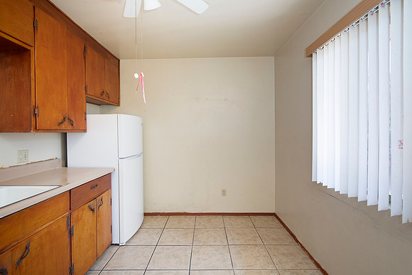 1037 B Ave 06
