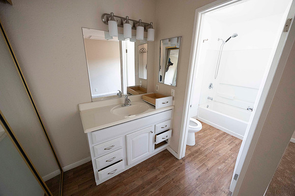 2297 Via Esmarca C Move Out Bathroom 02