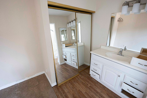 2297 Via Esmarca C Move Out Bathroom 01