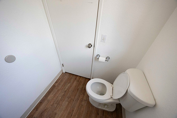 2297 Via Esmarca C Move Out Bathroom 18
