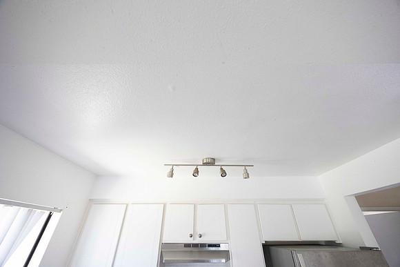2297 Via Esmarca C Move Out Kitchen 02