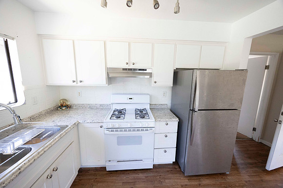 2297 Via Esmarca C Move Out Kitchen 04