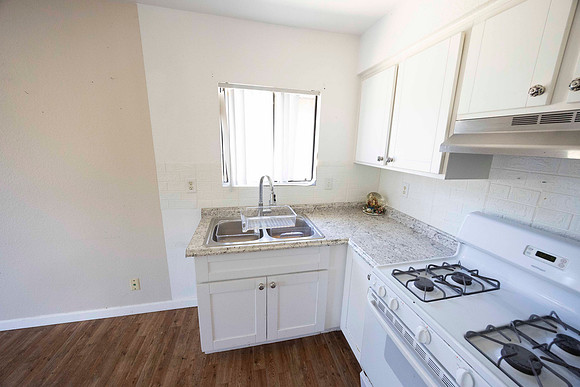 2297 Via Esmarca C Move Out Kitchen 05