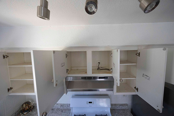 2297 Via Esmarca C Move Out Kitchen 19