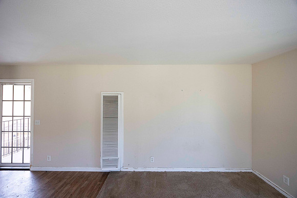 2297 Via Esmarca C Move Out Living Room 03