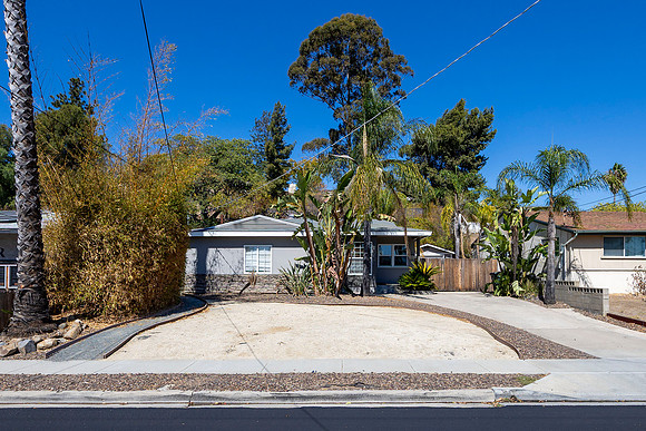 8460 El Paso St 01