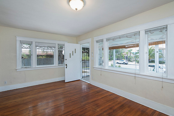 4421 Mississippi St 06